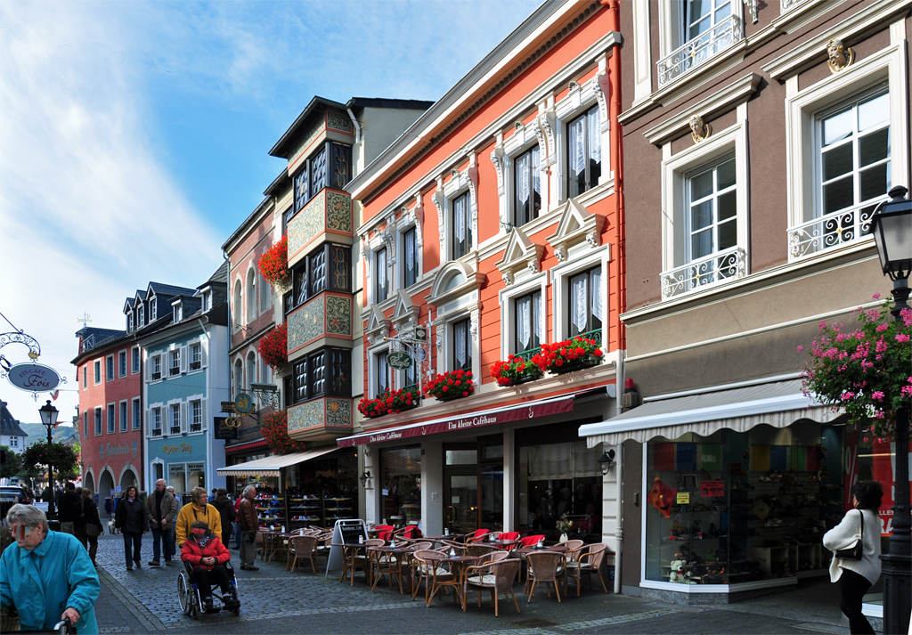 Ahrweiler - Fachwerkhuser mit Cafe`s, Kneipen und Geschften in der Niederhutstrasse - 08.10.2012