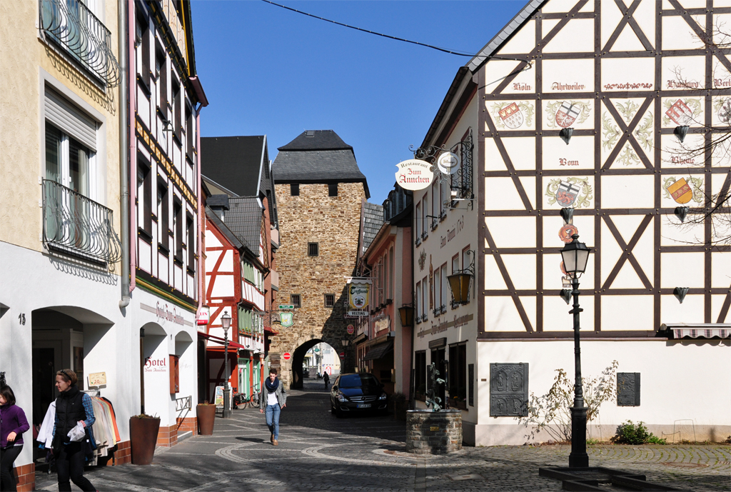 Ahrweiler - Niederhutstrasse mit Fachwerkbauten und dem Niedertor - 15.03.2012