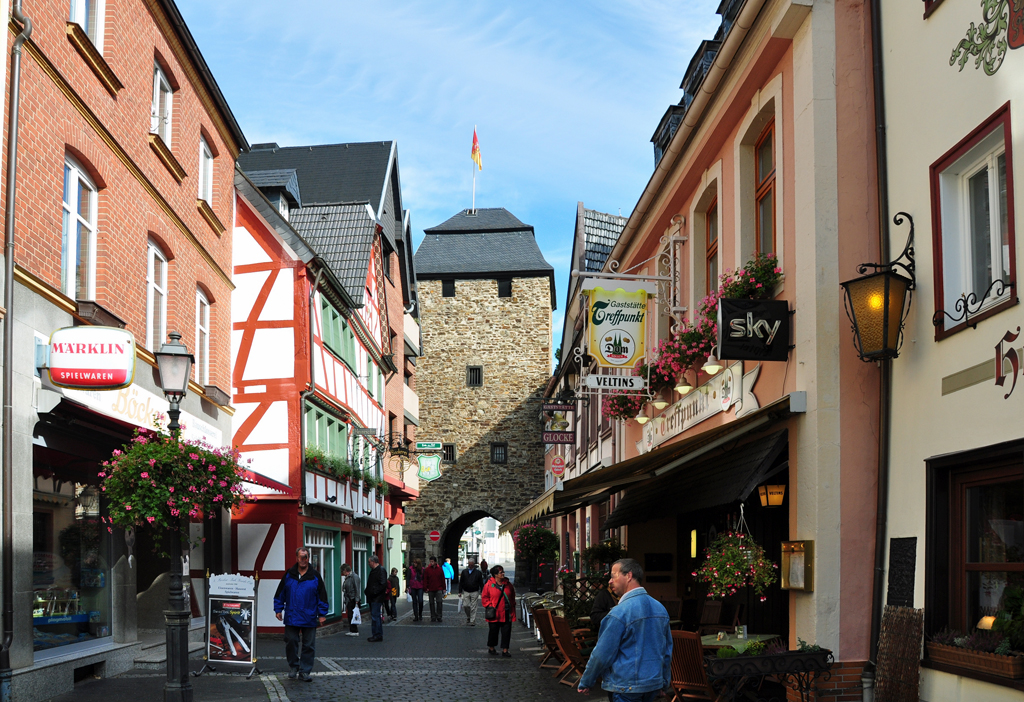 Ahrweiler - Niederhutstrasse mit Niederhut-Tor am Ende - 08.10.2012