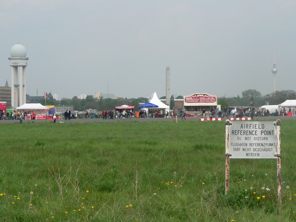 Airfield Reference Point - und dahinter Wrstchenbuden. Berlin Tempelhof, 9.5.2010