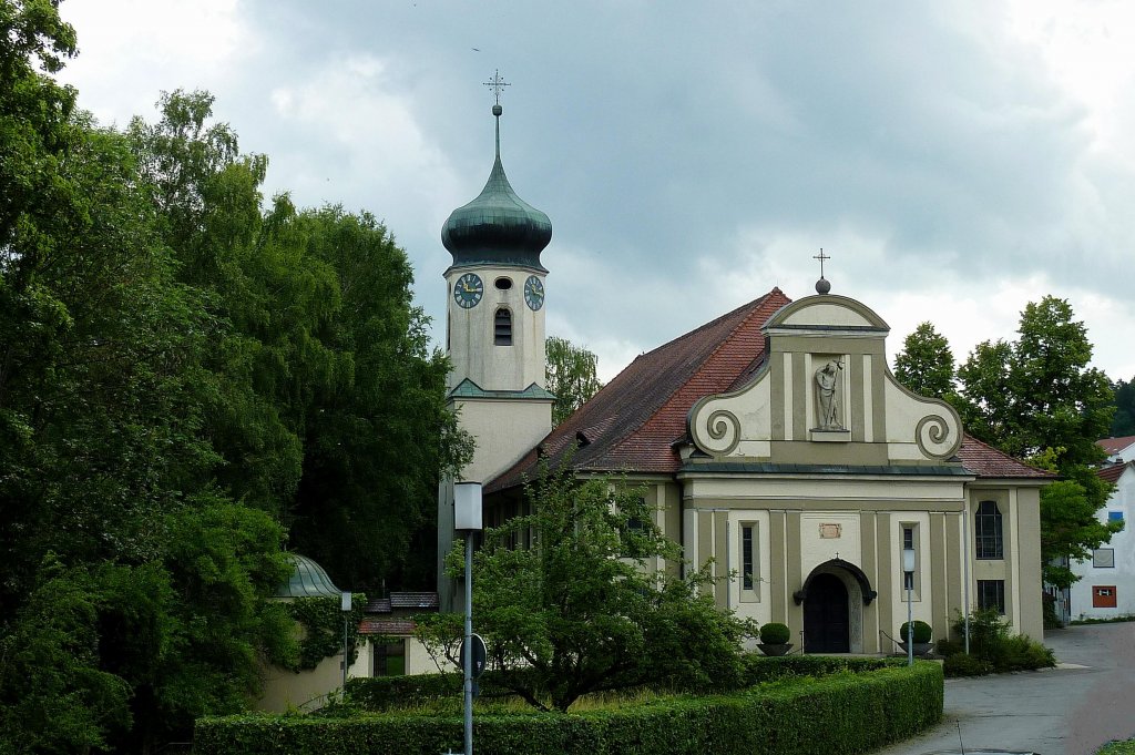 Albstadt-Lautlingen, die Pfarrkirche St.Johannes Baptist, die 1670 erbaute Kirche erhielt 1725 den Barockturm, Juli 2011