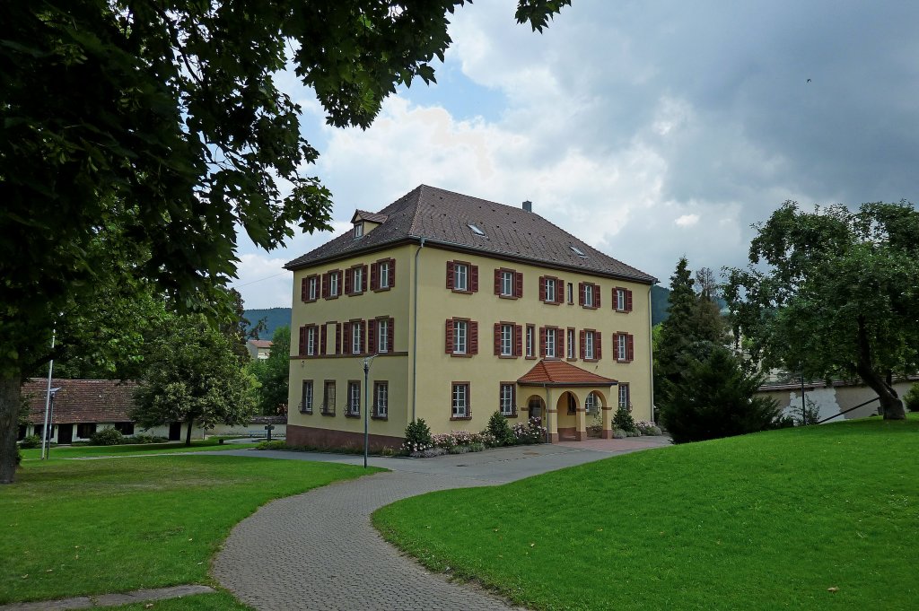 Albstadt-Lautlingen, das Schlo Stauffenberg, die Einganngsseite, erbaut 1842-46, 2004-05 umfassend saniert, beherbergt heute ein Museum fr historische Musikinstrumente und die Stauffenberg-Gedenksttte, Juli 2011