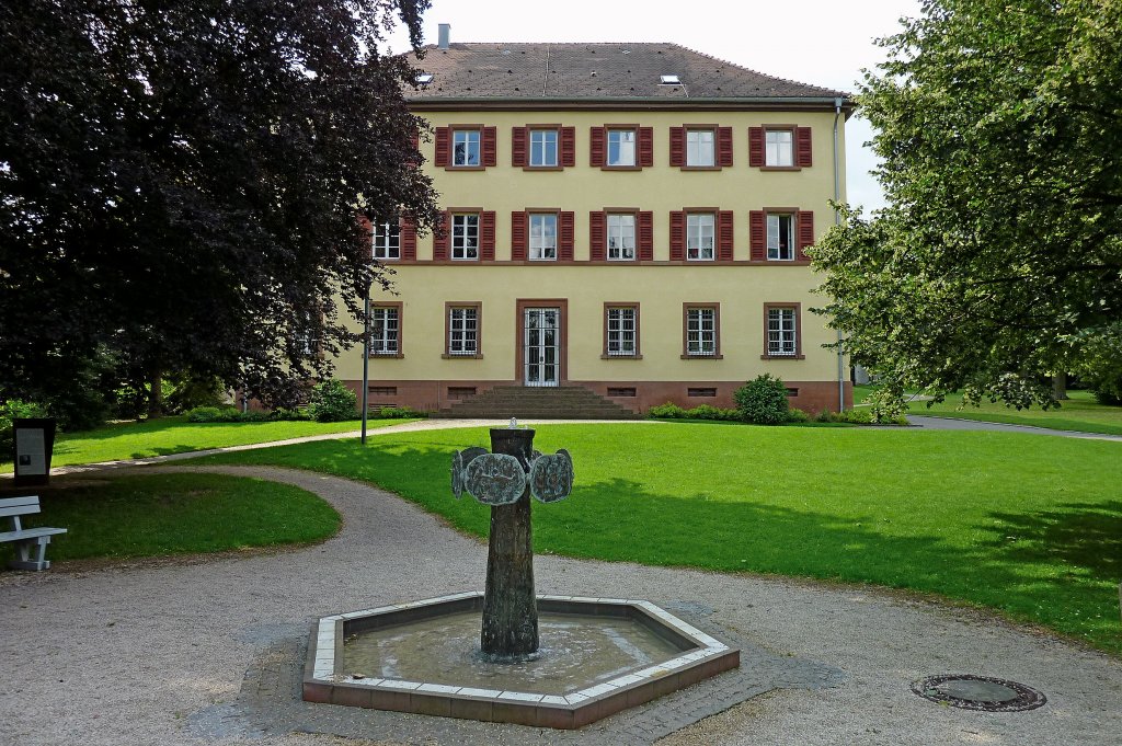 Albstadt-Lautlingen, das Schlo Stauffenberg, die Gartenseite mit Brunnen, Juli 2011