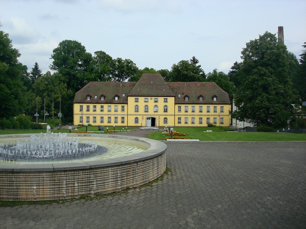 Alexandersbad im Fichtelgebirge,
das als Schlo bezeichnete Gebude ist eigentlich ein Badhaus im Stil des Frhklassizismus erbaut, die Heilquelle wurde 1734 entdeckt, 1838 entstandt hier die erste Kaltwasserheilanstalt in Bayern,
Juni 2010