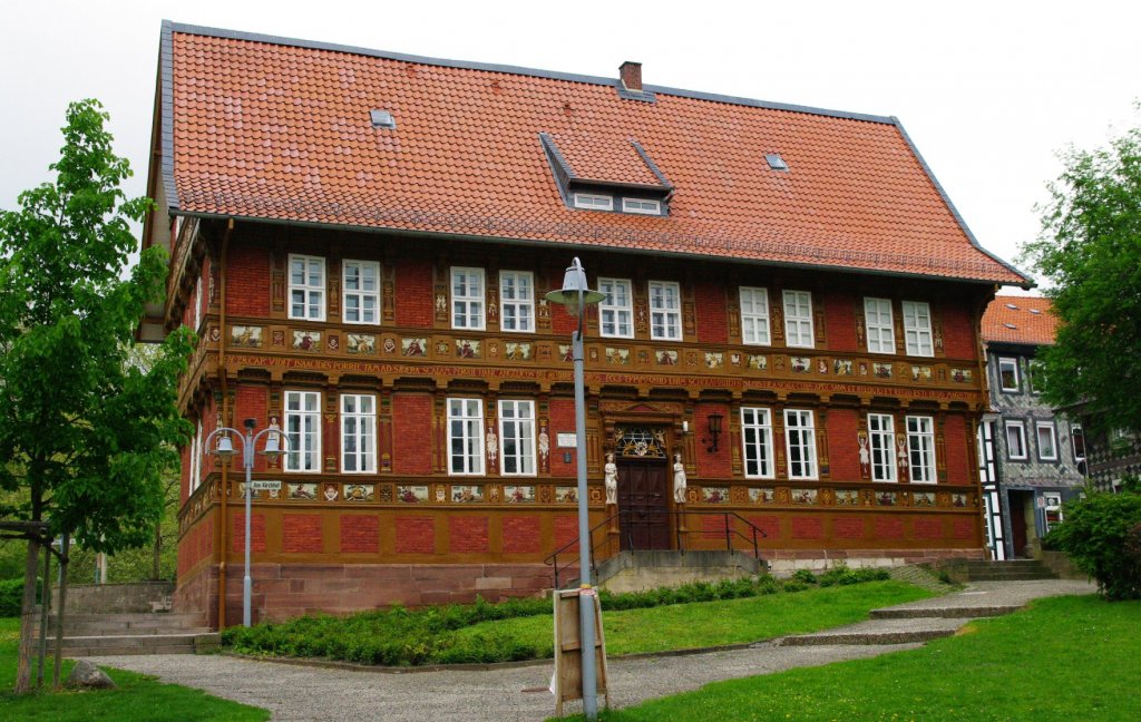 Alfeld / Leine, Alte Lateinschule, erbaut 1610 mit farbigen Schitzereien verziert, 
heute Stadtmuseum, Kreis Hildesheim (11.05.2010)