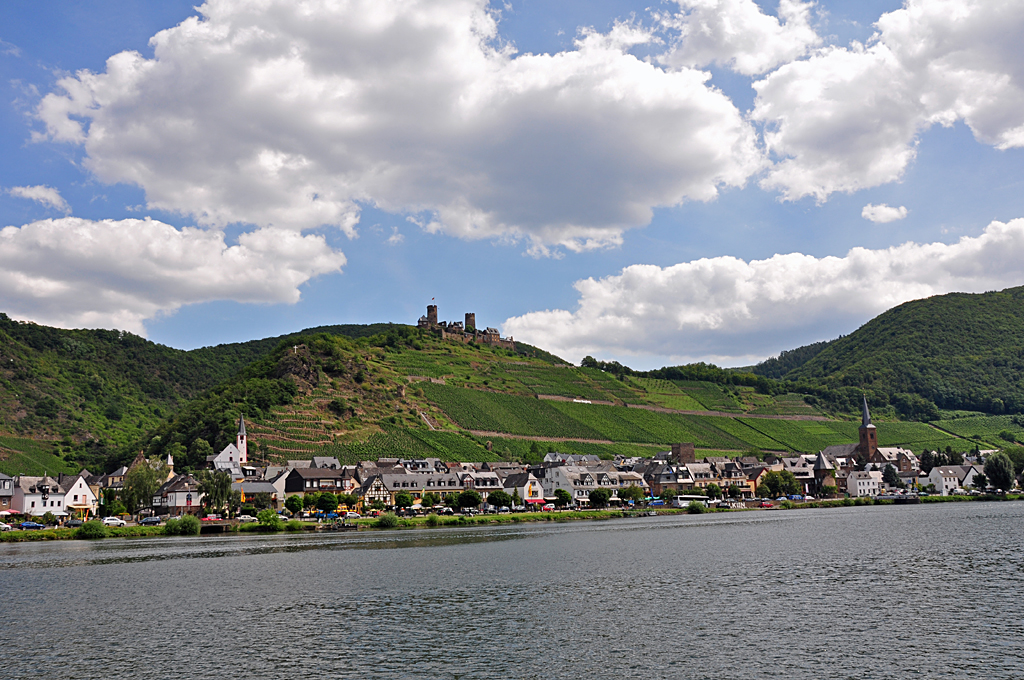 Alken an der Mosel mit der Burg Thurant ber den Weinbergen - 10.08.2010