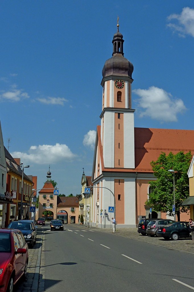 Allersberg, Blick zur Pfarrkirche und dem Stadttor, Mai 2012