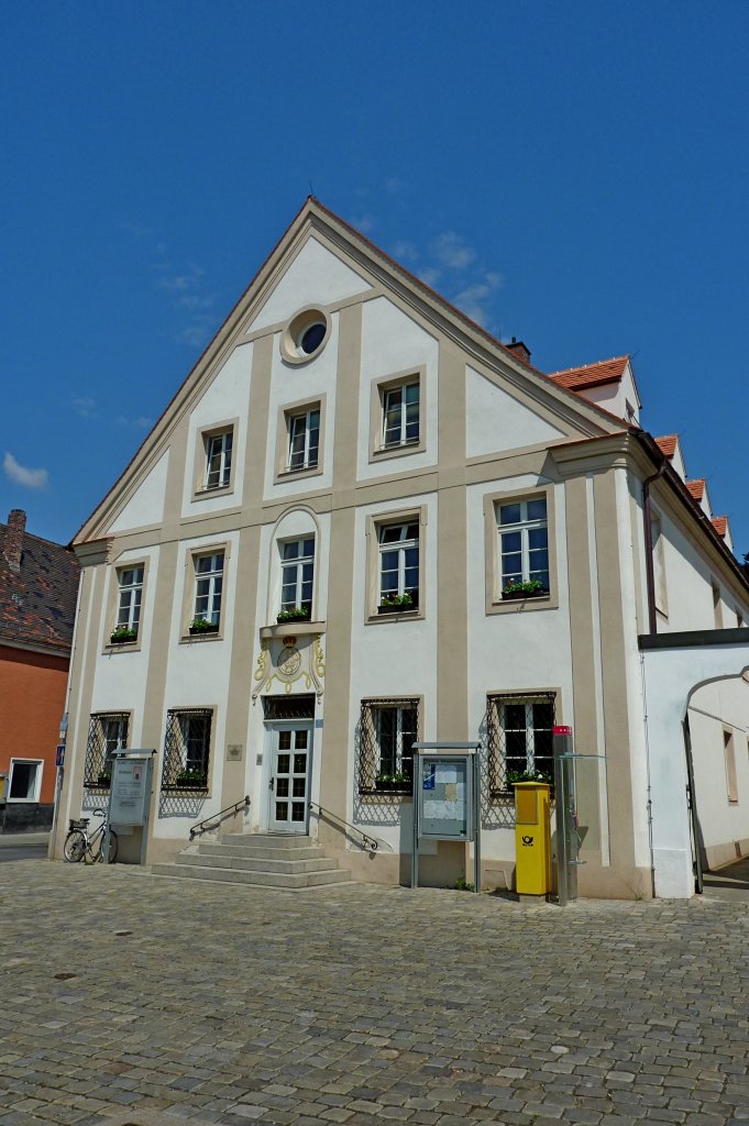 Allersberg, das Rathaus der 8000 Einwohner zhlenden Kleinstadt in Mittelfranken, wurde 1730 erbaut, Mai 2012
