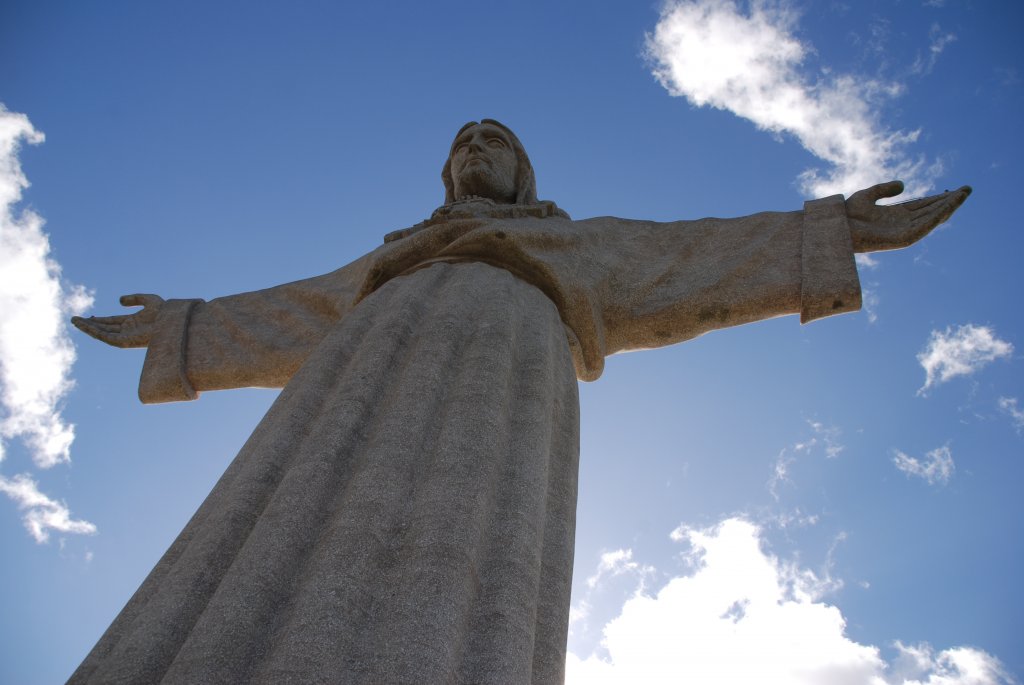 ALMADA (Concelho de Almada), 19.02.2010, Christusstatue Cristo Rei im Ortsteil Pragal (Wikipedia:  Die Statue steht auf einem 75 Meter hohen Sockel. Dieser befindet sich 113 Meter ber dem Tejo. Die Statue selbst ist 28 Meter hoch und stellt Christus mit geffneten Armen dar, der sich der Ponte 25 de Abril und der Stadt Lissabon zuwendet ... Aufgrund ihrer Hhe ist die Statue einer der besten Aussichtspunkte auf Lissabon. )