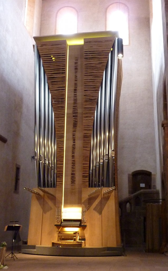Alpirsbach, die moderne Orgel von 2008 in der Klosterkirche, sie ist fahrbar und kann an beliebigen Stellen im Kirchenschiff plaziert werden, Juni 2012