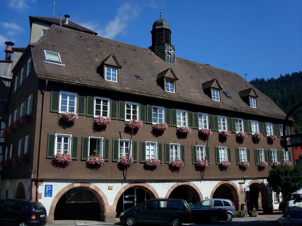 Alpirsbach im Schwarzwald,
das Rathaus wurde 1566 erbaut, unter den Arkaden wurde frher Markt abgehalten,
Juli 2010