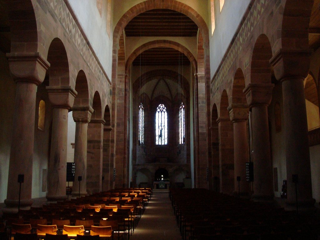 Alpirsbach im Schwarzwald,
der Innenraum der romanischen Klosterkirche St.Nikolaus,
beeindruckend die monolitischen Sandsteinsulen, fertiggestellt um 1128,
Juli 2010 