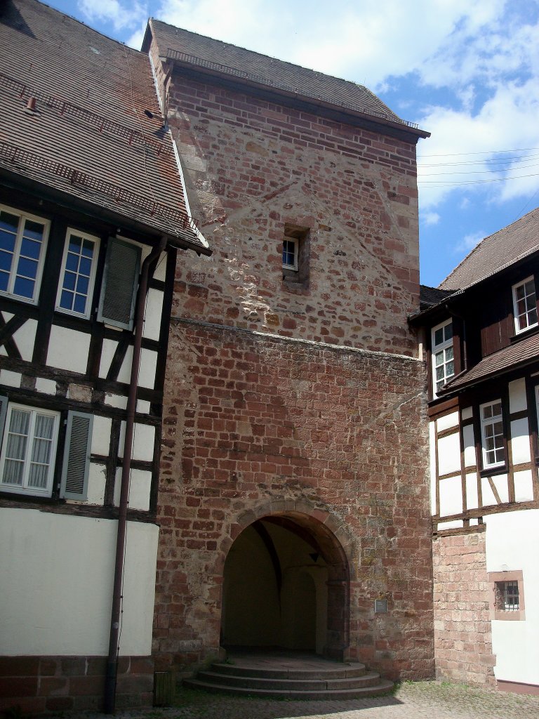 Alpirsbach im Schwarzwald,
der Turm der  Leutkirch  gehrt zu einer 1099 gebauten Kirche, das Langhaus und der Chor wurden 1649 abgerissen,
Juli 2010