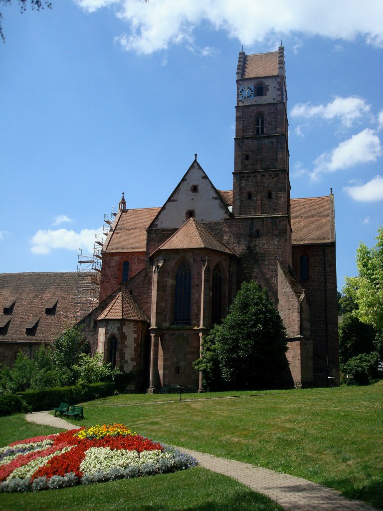 Alpirsbach im Schwarzwald,
die Klosterkirche von 1128 ist die bedeutendste romanische Kirche in Baden-Wrttemberg, der neben dem dreigeschossigen Nordturm vorgesehene Sdturm wurde nie gebaut,
Juli 2010