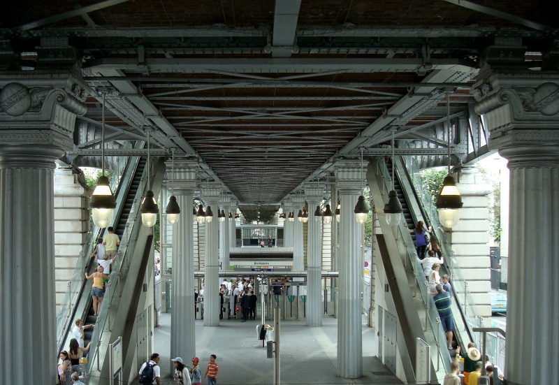 Als Verkehrsbauten noch Kunstwerke waren: Unter der 110 Jahe alten Pariser Metro-Station  Bir Hakeim . 13.7.2009  