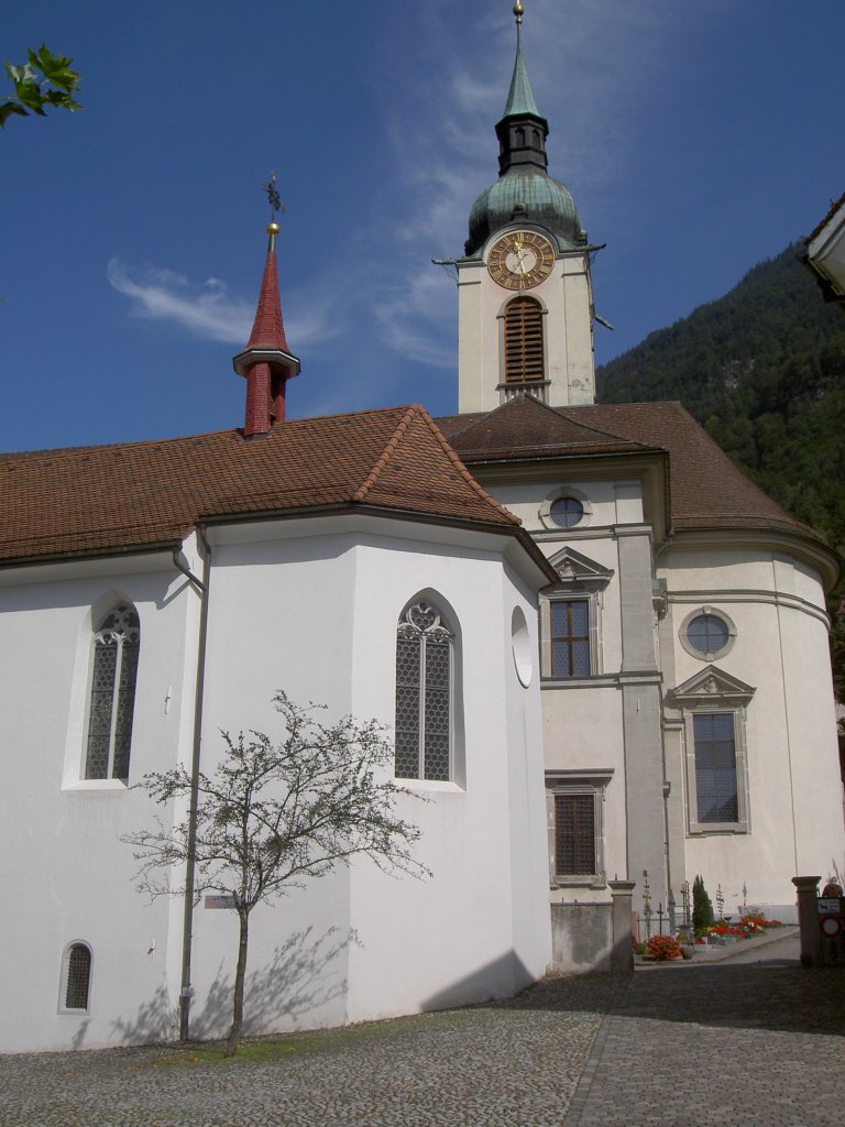Altdorf, St. Anna Kapelle, dahinter die Pfarrkirche St. Martin, erbaut 
von 1800 bis 1810 von Josef Rey, Kanton Uri (05.09.2010)