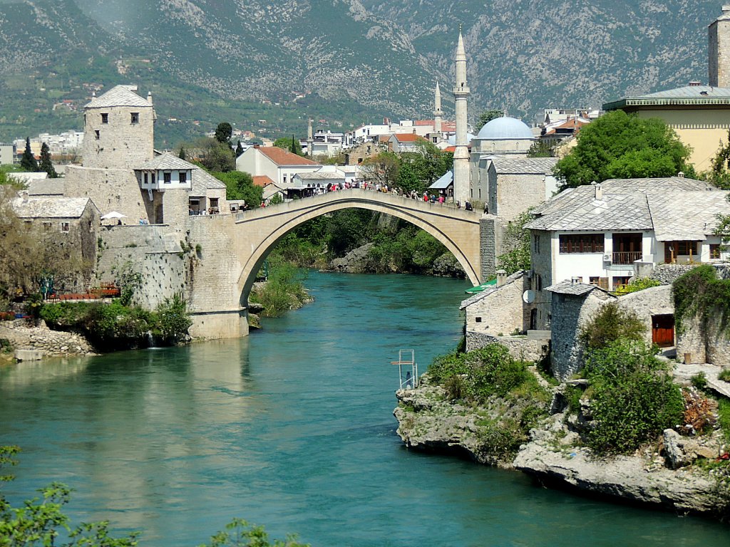 Alte Brücke bzw. Stari most führt über die Neretva in MOSTAR,wurde im Bosnienkrieg 1993 zerstört, und 2004 wiederöffnet; 130424