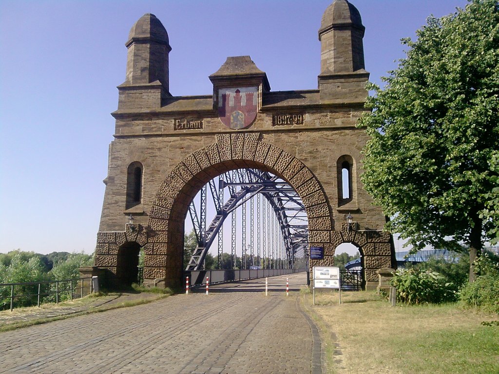 Alte Elbbrcke Harburg, erbaut von 1897-1899, verbindet die Hamburger
Stadtteile Harburg und Wilhemsburg, aufgenommen am 07.07.10.