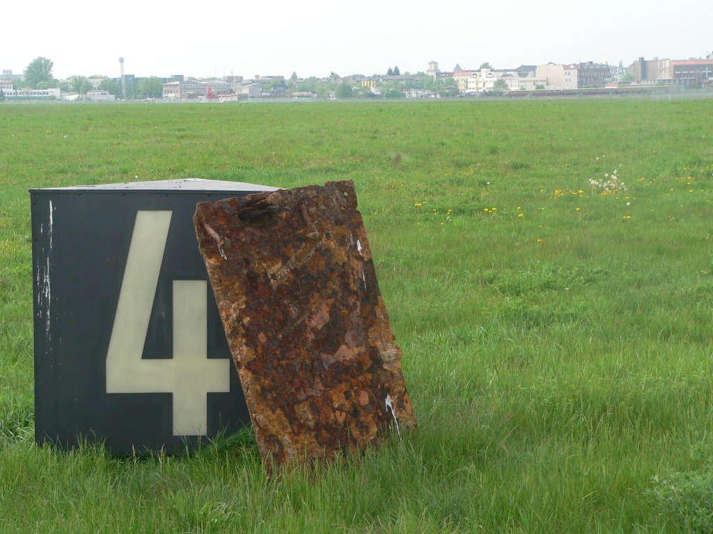 Alte Flughafeninfrastruktur in Berlin Tempelhof, im Hintergrund fhrt eine S-Bahn. 9.5.2010