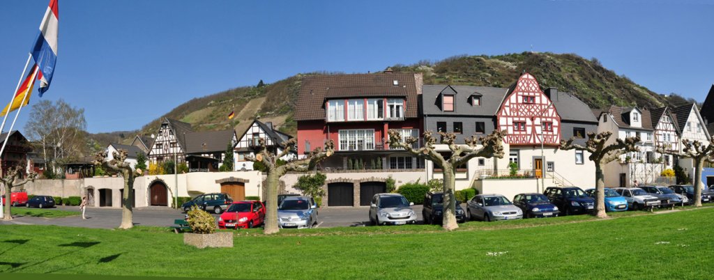 Alte Huser, schn renoviert, an der Rheinuferpromenade in Leutesdorf - 02.04.2011