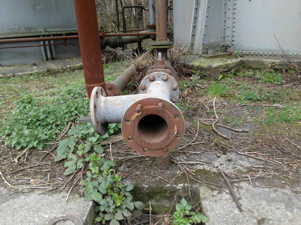 Alte Rohrleitungen auf dem Gelnde der ehemaligen Kokerei Hansa in Dortmund-Huckarde am 26.03.2011.