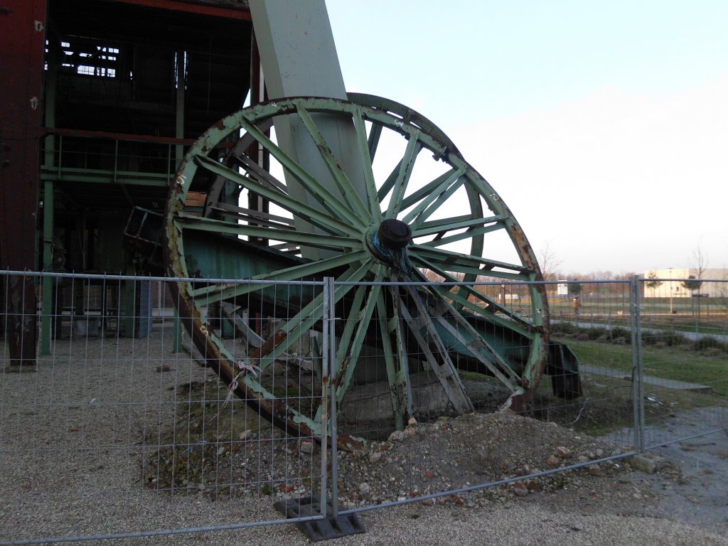 Alte Seilscheiben an einem Frdergerst auf dem Gelnde der ehemaligen Zeche Ewald in Herten am 22.02.2011.