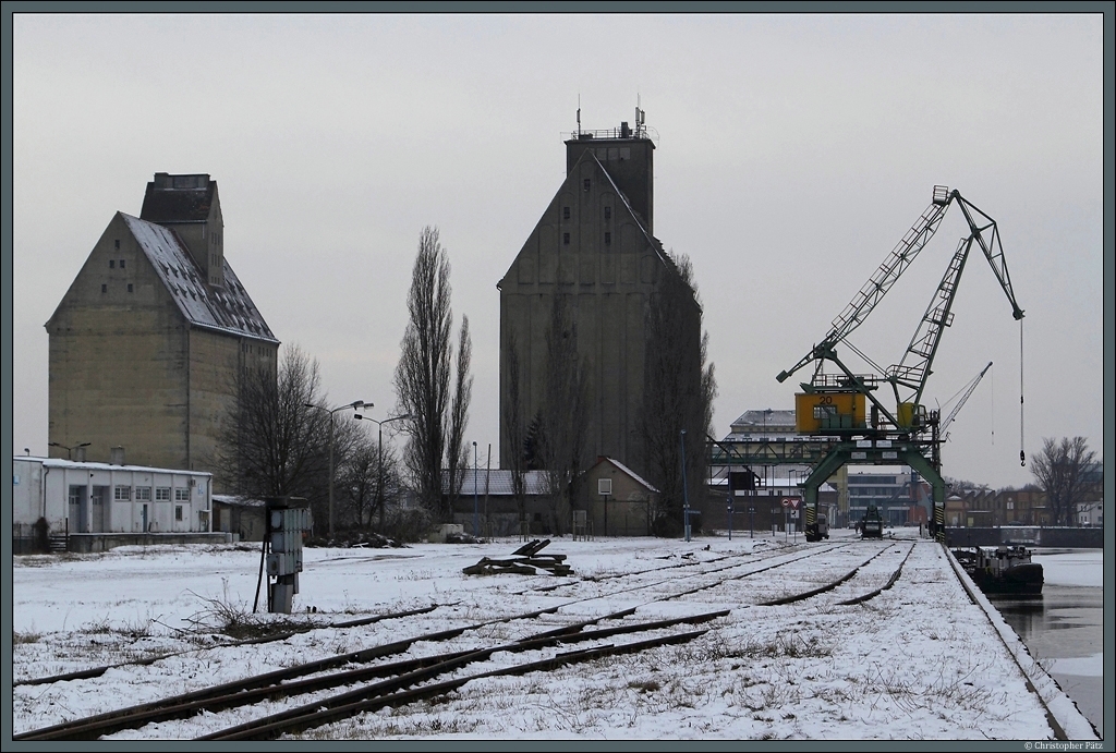 Alte Speicher und der restaurierte Vollportal-Wippdrehkran 20 von 1956 im Handelshafen von Magdeburg. (20.01.2013)