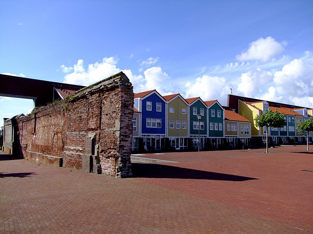 Alte Stadtmauerreste und moderne Häuserzeile in der Hafenstadt Hellevoitsluis; 110828