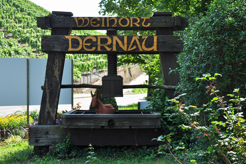 Alte Weinpresse als Ortsschild an der Eingangsstrae zum Weinort Dernau an der Ahr - 02.08.2011