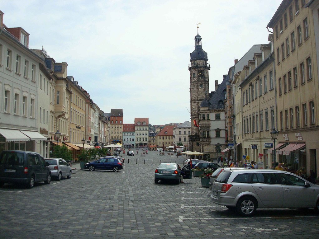 Altenburg, die 36.000 Einwohner zählende Stadt in Thüringen wurde durch die Erfindung des Skatspiels weltbekannt, hier der Hauptmarkt, rechts das Rathaus mit Turm, Juni 2010
