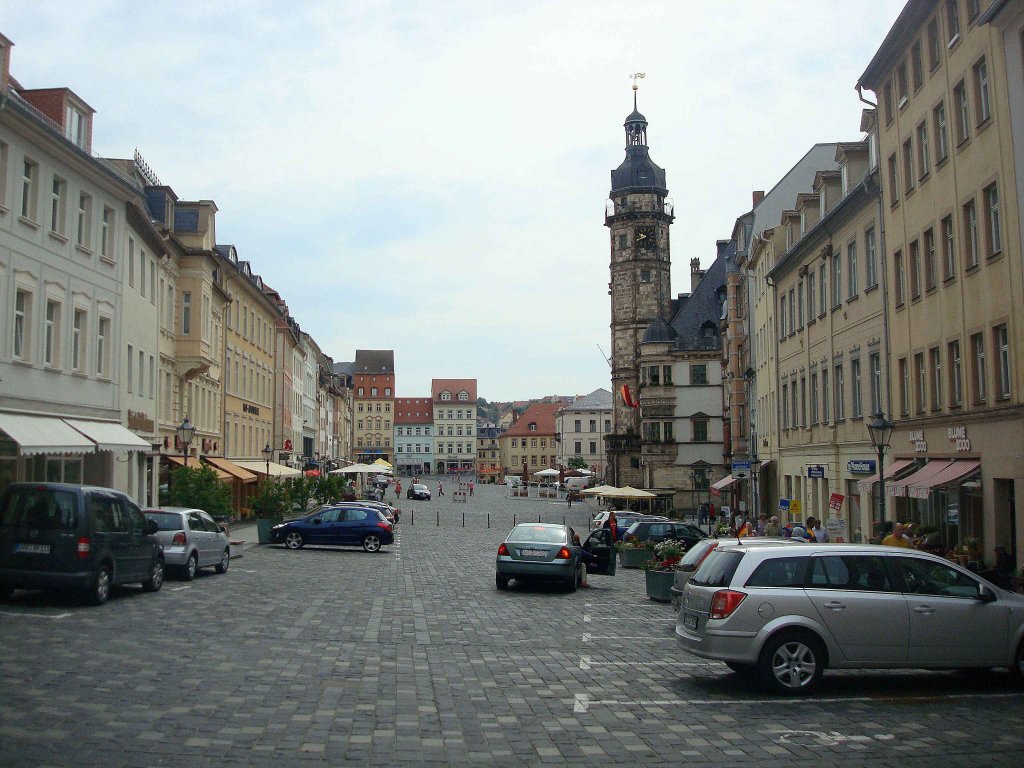 Altenburg, die 36.000 Einwohner zhlende Stadt in Thringen wurde durch die Erfindung des Skatspiels weltbekannt, hier der Hauptmarkt, rechts das Rathaus mit Turm, Juni 2010