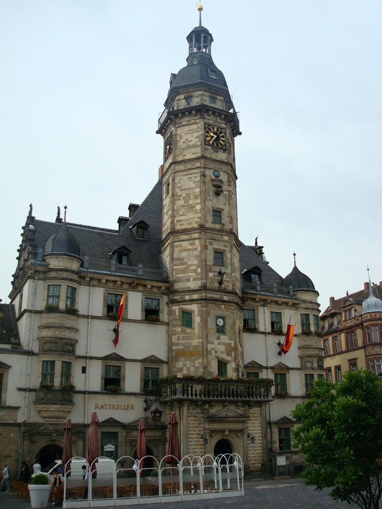 Altenburg, eine ber 1000 Jahre alte Stadt in Thringen,
das Renaissancerathaus wurde 1562-64 erbaut,
im achteckige Turm befindet sich eine Monduhr,
ca.1820 wurde das Skatspiel in Altenburg erfunden und das internationale 
Skatgericht hat hier seinen Sitz,
Juni 2010