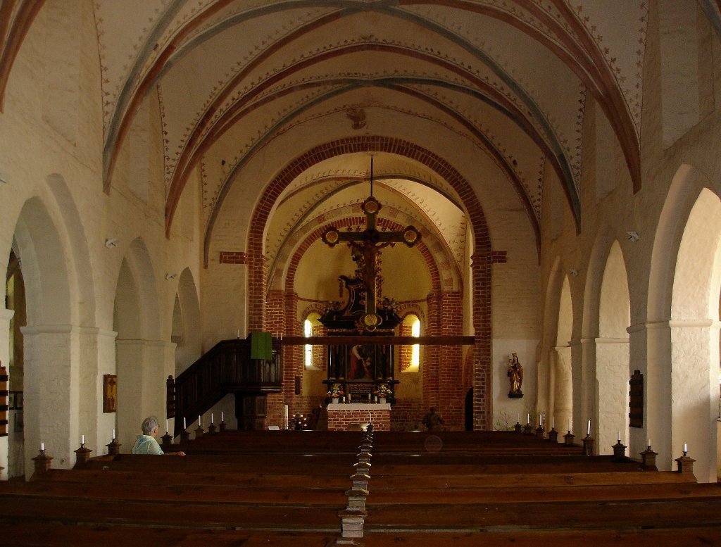 Altenkirchen auf Rgen, evangelische Pfarrkirche, Blick zum Barockaltar von 1724, Juli 2006