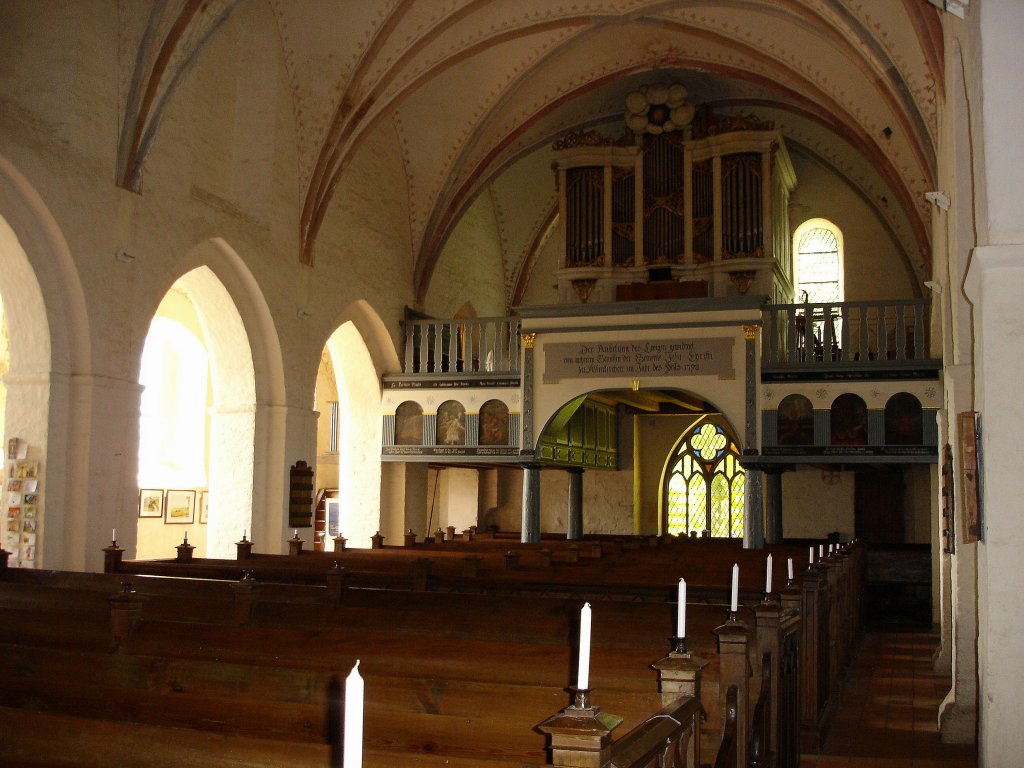 Altenkirchen auf Rgen, der Innenraum der evangelischen Pfarrkirche mit dem Orgelgehuse von 1750, Juli 2006