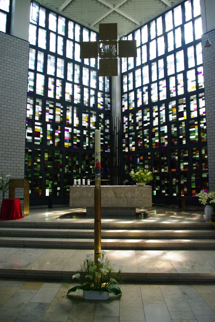 Altenstadt/Iller, Pfarrkirche zum guten Hirten, Altarbereich, 
Landkreis Neu-Ulm (04.05.2011)
