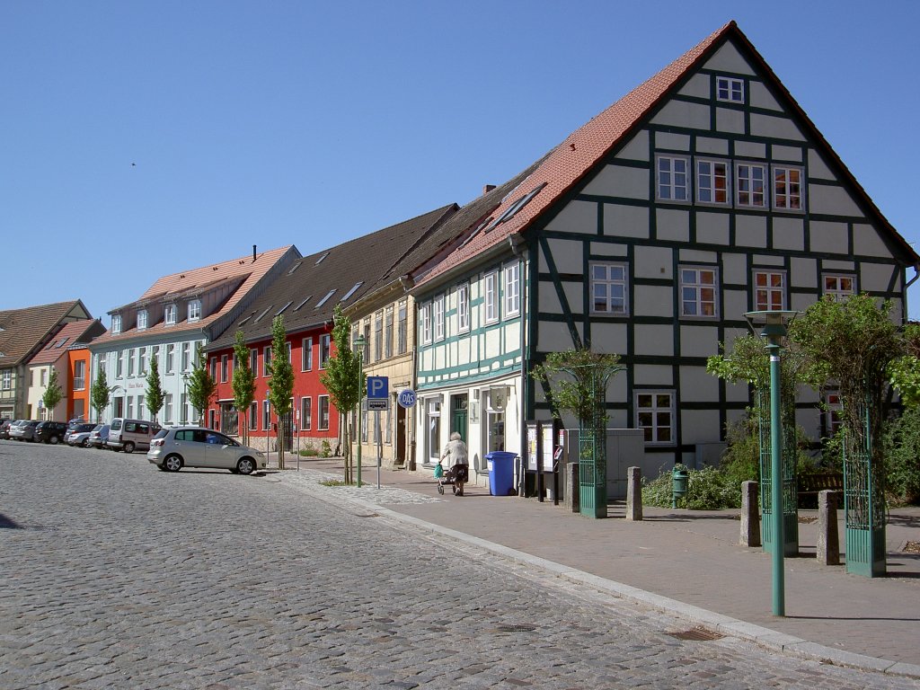 Altentreptow, Fachwerkhuser in der Oberbaustrae (24.05.2012)