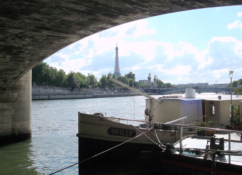 Alter Lastkahn im Museumshafen an der Seine, mit Blick auf den Eiffelturm am Pariser  Rive Gauche . 12.7.2009