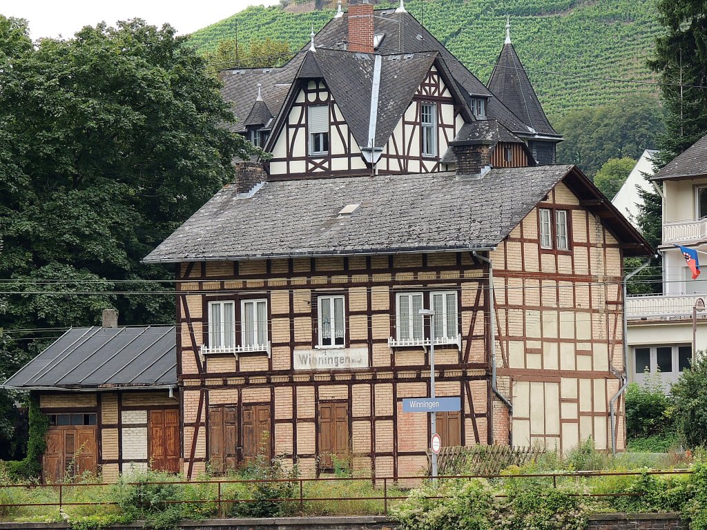 Altes Fachwerkgebude am Bahnhof bei WINNINGEN; 120828