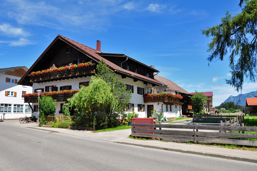 Altes schnes  Allguhaus  im Ort Fischen zwischen Sonthofen und Oberstorf - 16.07.2011