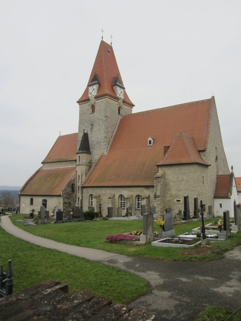 Altplla, Pfarrkirche Maria Himmelfahrt, gotische Staffelkirche mit romanischen Kern, erbaut im 12. Jahrhundert, Chor 14. Jahrhundert, neugotischer Kirchturm von 1898 (20.04.2013)