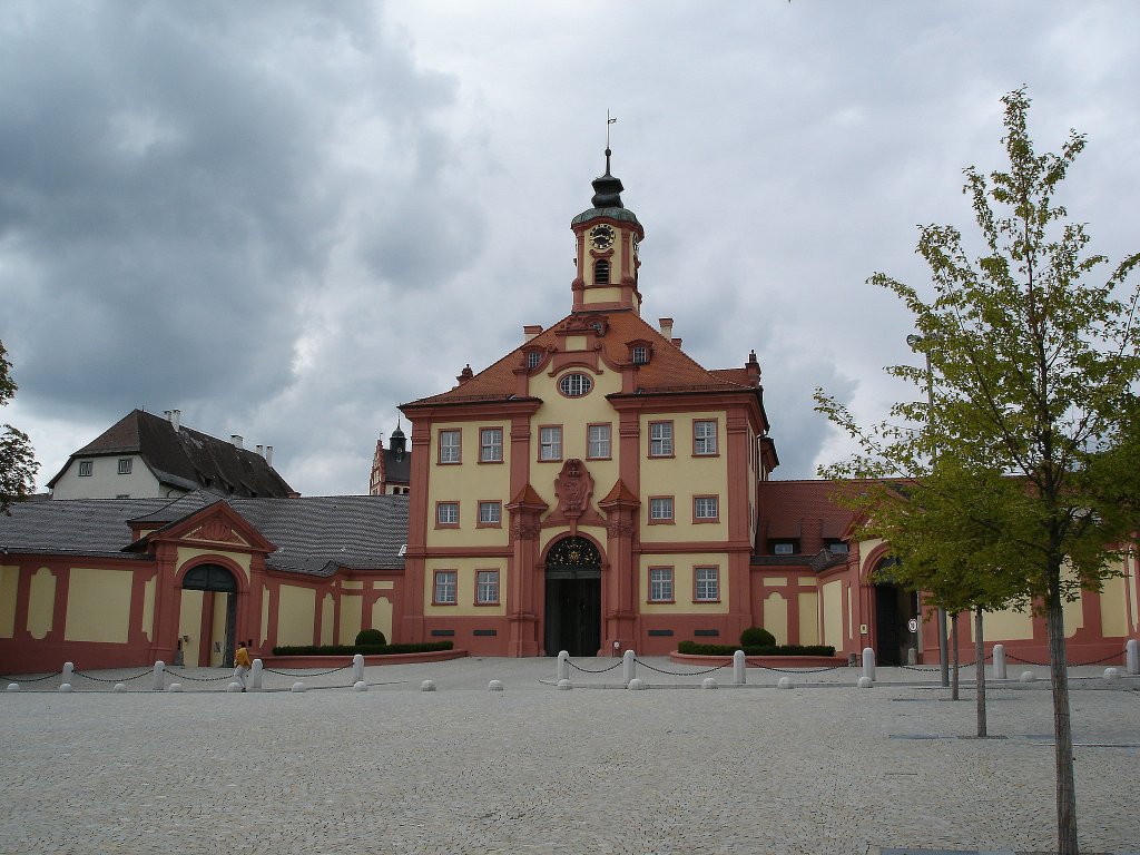 Altshausen in Oberschwaben, das Torgebäude ist der Haupteingang zum Schloß, Wohnsitz von Carl Herzog von Württemberg, Mai 2010