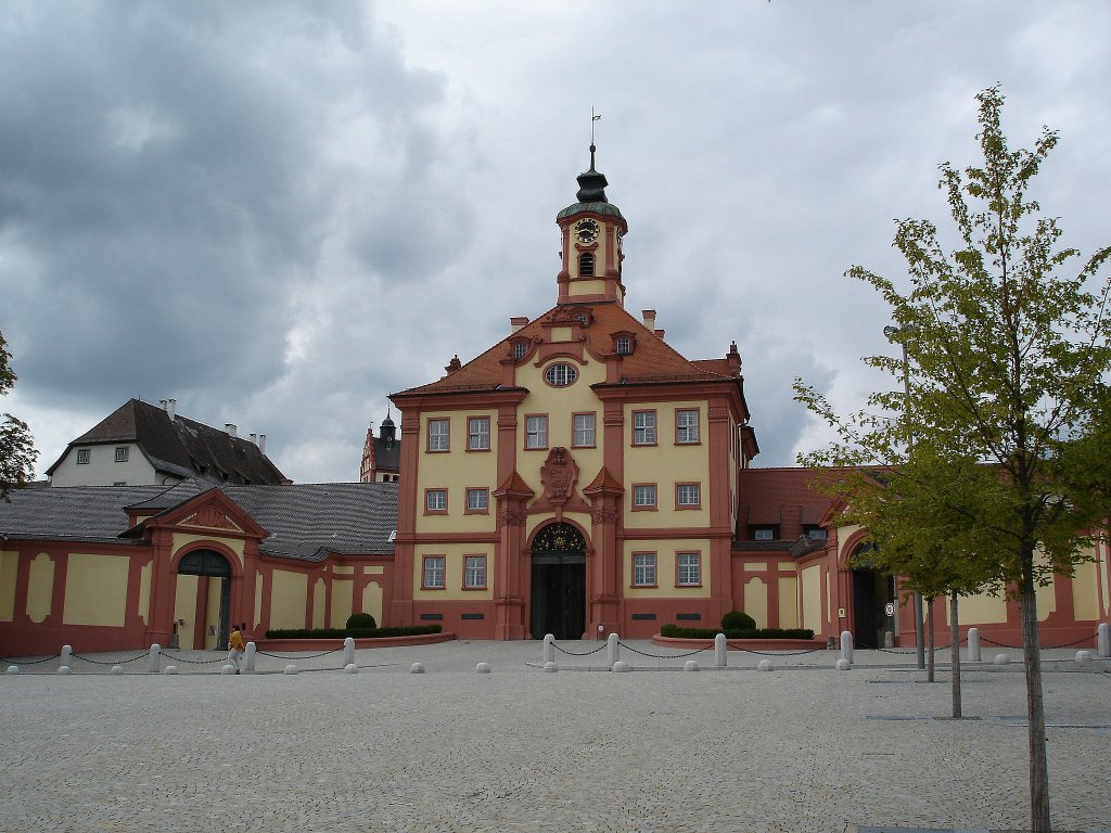 Altshausen in Oberschwaben, das Torgebude ist der Haupteingang zum Schlo, Wohnsitz von Carl Herzog von Wrttemberg, Mai 2010