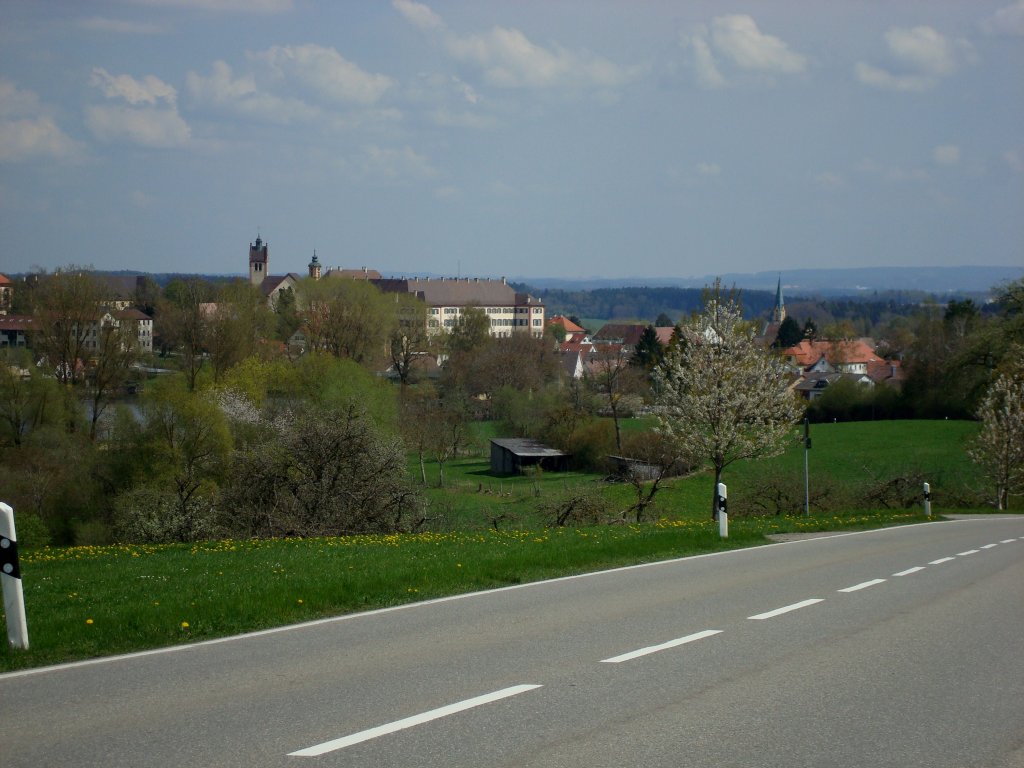 Altshausen in Oberschwaben,
Blick auf den Ort und das Schlo,
April 2010