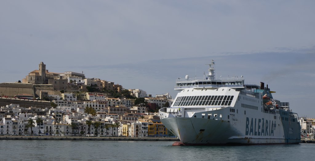 Altstadt von Ibiza mit der Kathedrale und den massiven Wehrmauern von Dalt Vila. Sie wurden unter der Maurischen Herrschaft errichtet. 1999 ist die Altstadt von der UNESCO zum Weltkulturerbe erklrt worden. (09.05.2013)