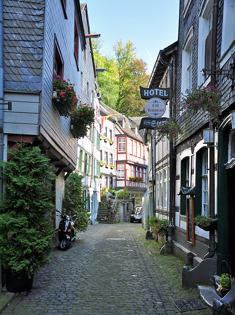 Altstadtgasse mit Fachwerkhusern in Monschau/Eifel - 24.09.2011