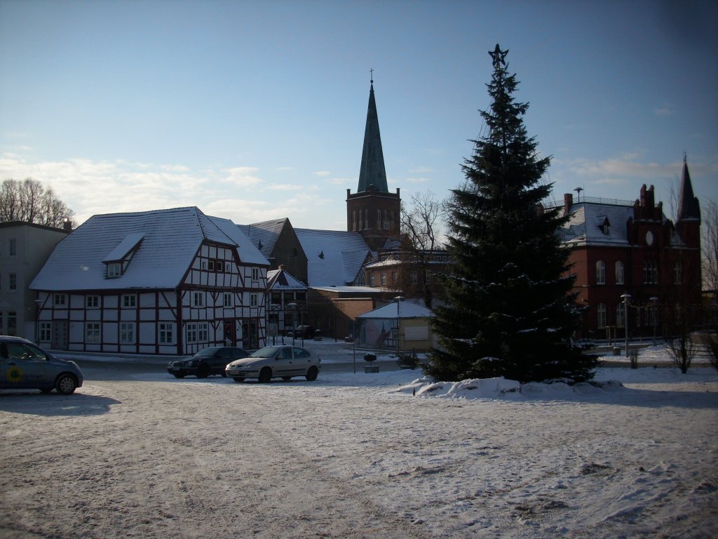 Am 03.Januar 2010 stand der Weihnachtsbaum auf dem verschneiten Marktplatz in Bergen/Rgen noch.