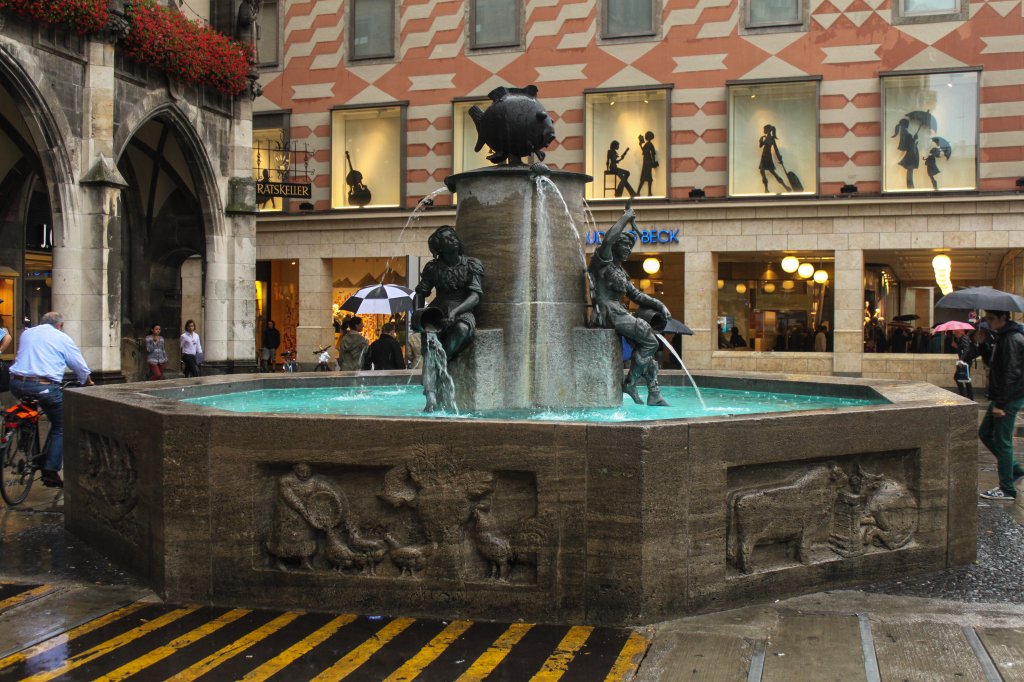 Am 09.08.2013 im verregneten Mnchen der Fischbrunnen am Marienplatz.