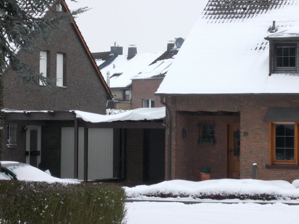 Am 12.3.2013 berraschte der Winter auch die Einwohner Giesenkirchens, wie hier auf einem Garagendach trmte der heftige Nordwind den Schnee immer wieder zu bizarren Gebilden auf.