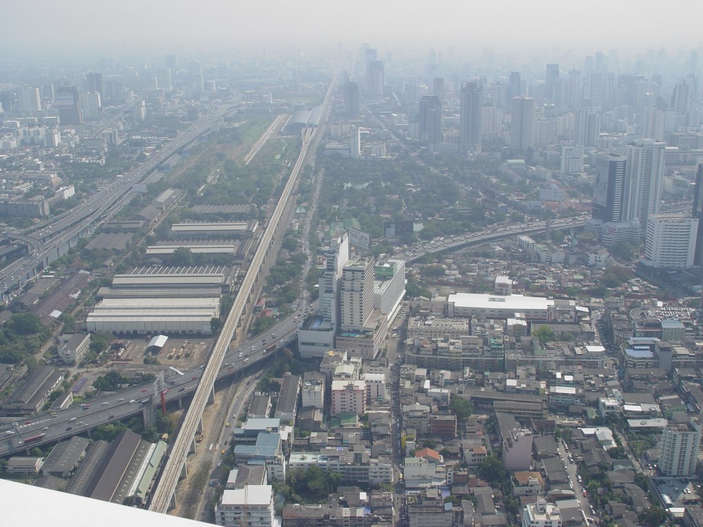 Am 14.01.2011 Blick vom Baiyoke Tower 2 auf die Stadt Bangkok. Die in Bildmitte gerade verlaufende Hochbahnstrecke ist die neue Bahnstrecke zum Flughafen