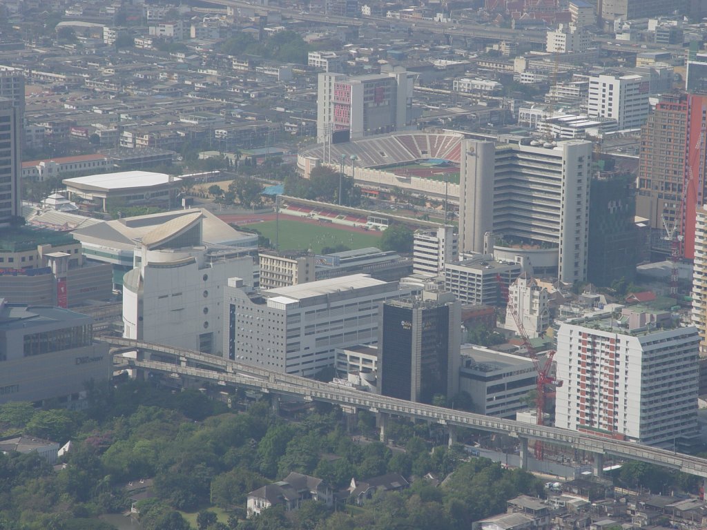 Am 14.01.2011 Blick vom Baiyoke Tower 2 auf einen Teil der Stadt Bangkok und ein Stadion
